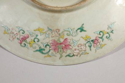  Chine, dans le goût de la famille Rose 
Plat en porcelaine polychrome à décor de...