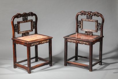  Paire de chaises en bois exotique, le dossier ajouré, plateau de marbre et décor...