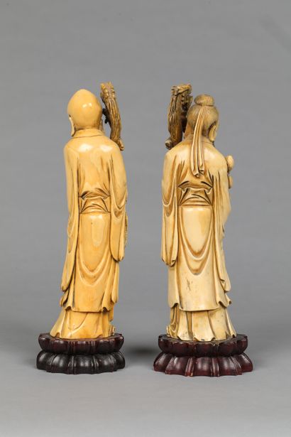 null Two ivory okimonos representing monks

China around 1930

Height 27 and 25cm

Gross...