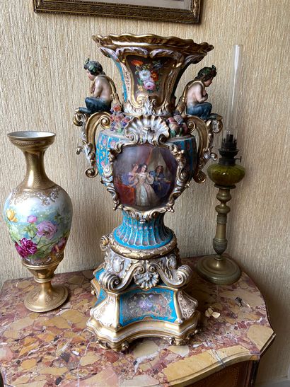 null Important vase en porcelaine polychrome reposant sur un socle

Riche décor de...
