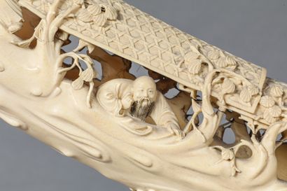  Importante défense en ivoire sculpté représentant une frise de personnages 
Large...