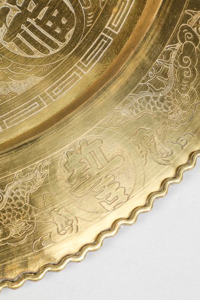  Important plateau en cuivre doré à décor ciselé de calligraphies et dragons 
Vietnam...