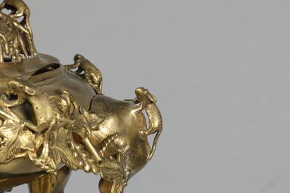 null Important perfume burner in gilded copper, the lid decorated with a Dog of fô,...