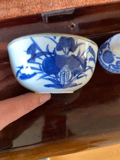 null Vietnam XXème siècle

Suite de 5 bols en porcelaine blanc-bleu (dont 1 cerclé...