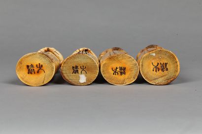  Suite de 4 musiciennes en ivoire teinté 
Chine vers 1940 
Haut 25cm 
Poids : 566grs,...