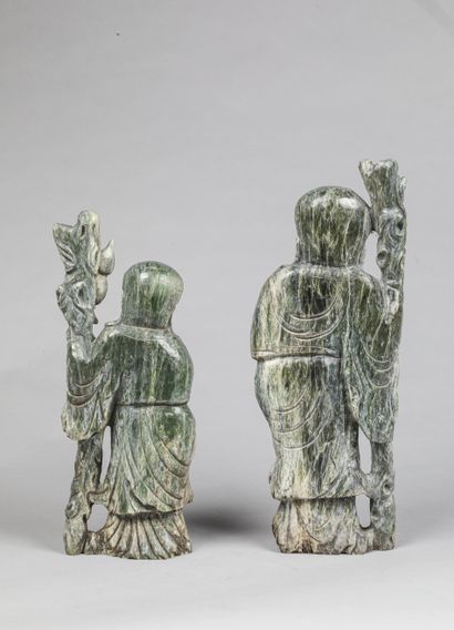 null Réunion de 3 sculptures représentant des moines

Haut 50 ; 57 et 53 cm