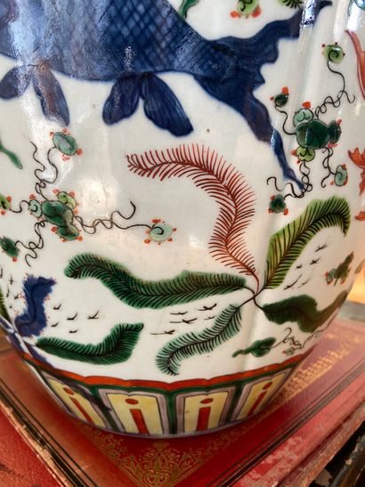 null Chine XXème siècle

Important vase en porcelaine à fond blanc et décor polychrome...