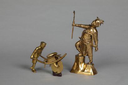 null Réunion de 4 sculptures en métal patiné et doré représentant un paysan aux fagots...