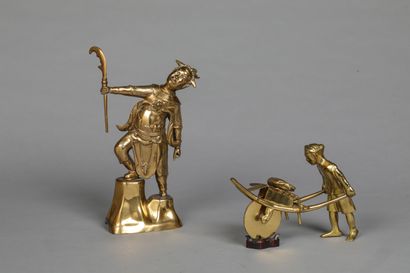 null Réunion de 4 sculptures en métal patiné et doré représentant un paysan aux fagots...