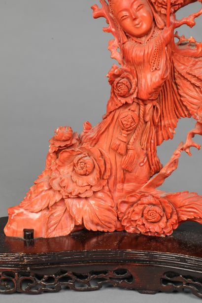 null Important carved coral representing a Kwanyn with a tree

China around 1930

Wooden...