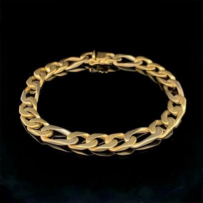 null BRACELET « gourmette limée » en or jaune (750‰).

Long. : 19,5 cm. Poids : 26,3...