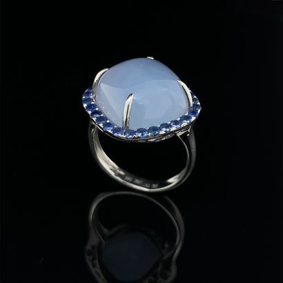 null White gold (750‰) diamond ring adorned with a cushion-shaped blue cabochon chalcedony,...