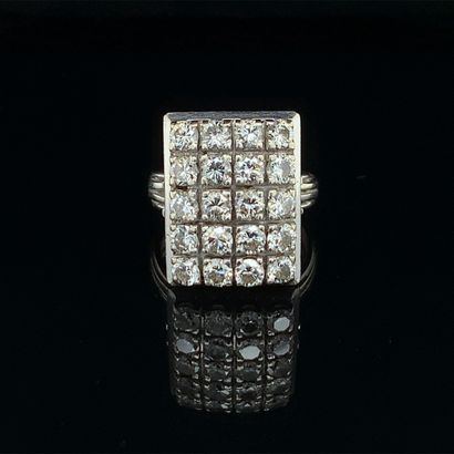 null BAGUE rectangulaire en or gris (750‰) serti de diamants taille brillant.

Vers...