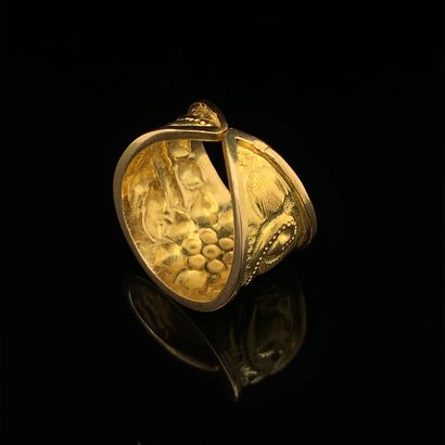 null Large BAGUE en or jaune (750‰) repoussé et ciselé à motifs de fleurs.

Doigt...