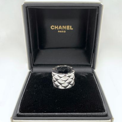 null CHANEL

Large BAGUE « Matelassé » en or gris (750‰).

Signée CHANEL. Dans son...