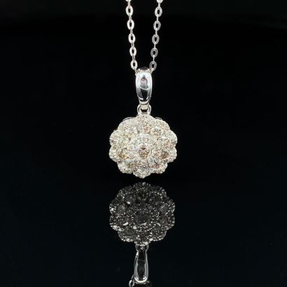 null PENDENTIF « fleur » en or gris (750‰) serti de diamants taille brillant.

Long....