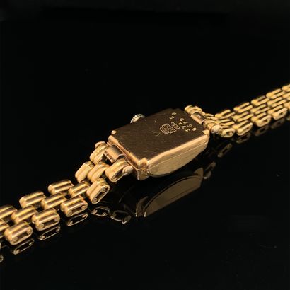 null BRACELET MONTRE rectangulaire de dame en or jaune (750‰). Verre bombé loupe....