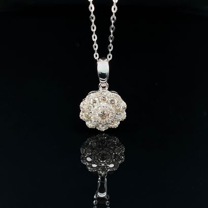 null PENDENTIF « fleur » en or gris (750‰) serti de diamants taille brillant.

Long....