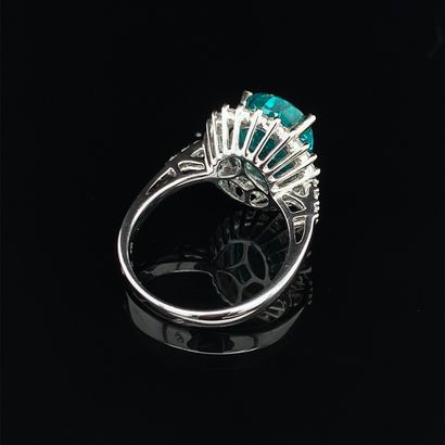 null WHITE GOLD RING (750‰) set with an apatite weighing 5.06 carats, oval in shape,...