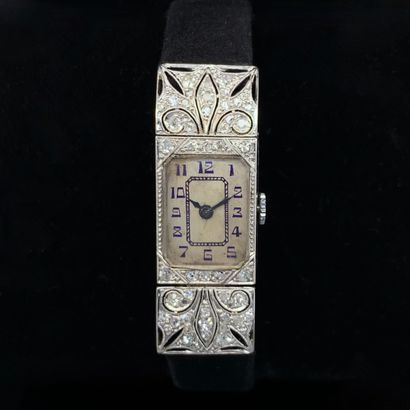 null BRACELET MONTRE rectangulaire de dame en or gris (750‰). Lunette et attaches...