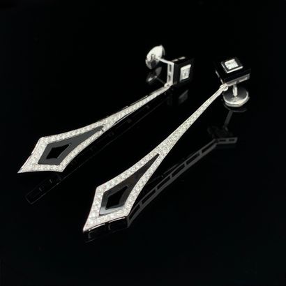 null Pair of long geometric EARPENDANTS in white gold (750‰) set with onyx, and set...