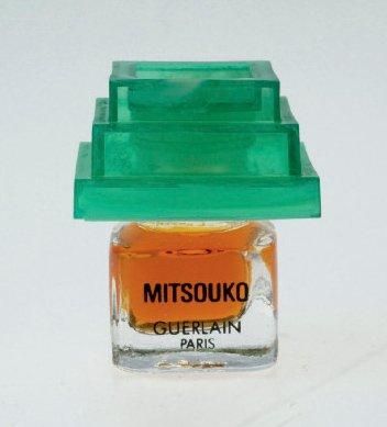GUERLAIN «MITSOUKO» Miniature, série Pagode. Flacon à panse rectangulaire, titré...