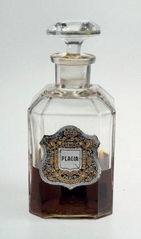 GUERLAIN «PLAGIA» Flacon en verre modèle carré, titré sous la base « Guerlain». Bouchon...