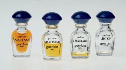 GUERLAIN Lot de quatre miniatures comprenant «Jicky» bouchon à vis, «Chamade», «Shalimar»,...