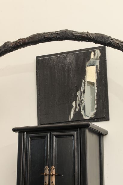 null Installation

Cercle en bois tressé et bois peint (203x206cm), un miroir partiellement...