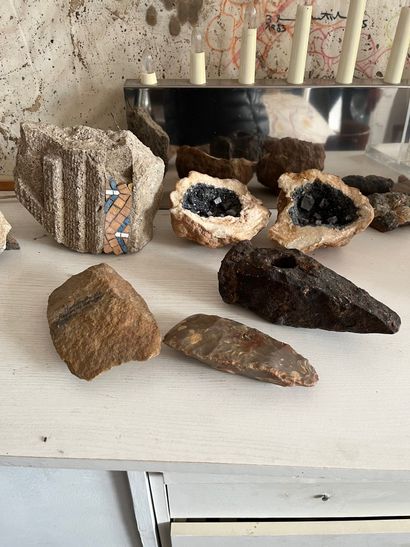 null lot including : 

-1 stonecutter's hammer head (possibly Gallo-Roman)

-2 flints

-3...
