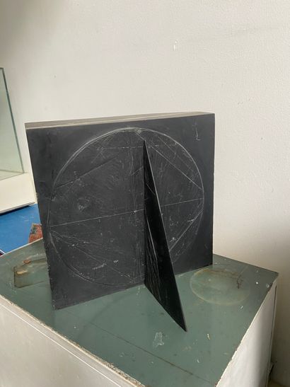 null Untitled

Slate sculpture

34 x 36 x 27 cm