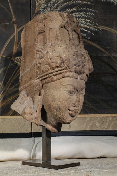 null 
Tête de divinité




Grès Inde, X - XIe siècle




Hauteur 32 cm (40 cm avec...