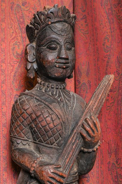 null Musicienne jouant de la vina

Bois sculpté

Inde, Gujarat, XVIII - XIXe siècle

Hauteur...