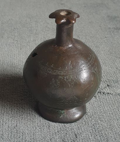 null Bol du Deccan 

Bronze, Deccan, XVIIIe siècle 

Hauteur 6 ; Diamètre : 10 cm

On...