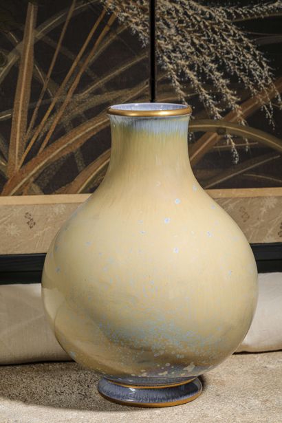 null Manufacture ROYALE de SEVRES

Vase de forme pansue sur talon en porcelaine

Marque...