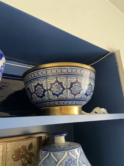 null Ensemble de quatre céramiques orientales bleu-blanc

Comprenant un vase Iran,...