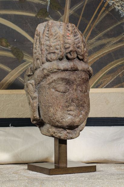 null 
Tête de divinité




Grès. Inde, X - XIIe siècle




Hauteur 19 cm (24 cm avec...