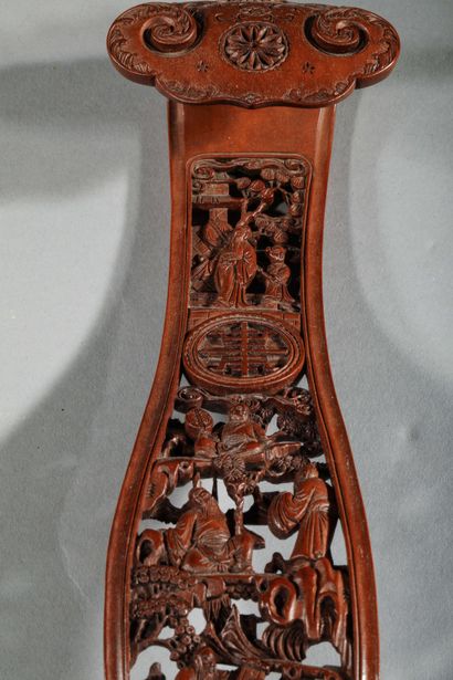 null #Sceptre Ruyi ajouré en bambou sculpté

Chine Dynastie QING, XIXème siècle

Long...