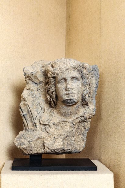 null 
Haut relief fragmentaire représentant le buste d’un jeune homme dont la coiffure...