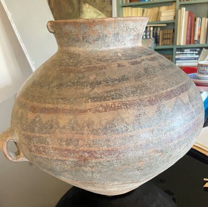 null 
Vase néolithique à deux anses




Terre cuite à décor polychrome




Chine,...