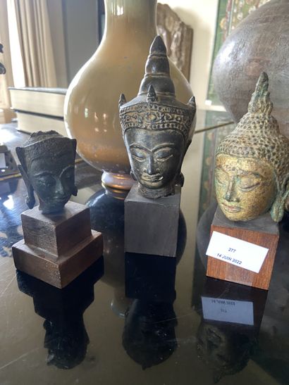 null Trois têtes de Bouddha 

Bronze et bronze doré

Thaïlande, style d'Ayutthaya,...
