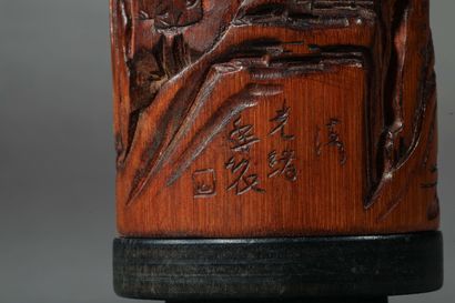 null #Parfumier ajouré en bambou sculpté d'immortels

Chine Dynastie QING XIXème...