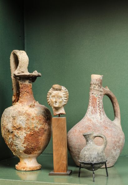 null Réunion de vases, bols en terre cuite

Dans le goût des productions archéologiques...