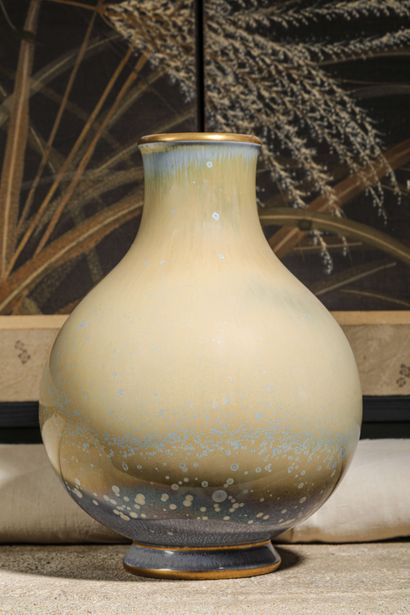 null Manufacture ROYALE de SEVRES

Vase de forme pansue sur talon en porcelaine

Marque...