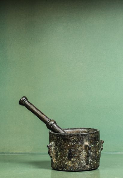 null 
Petit mortier et son pilon




Bronze




Iran ou Levant, XIXe siècle




Hauteur...