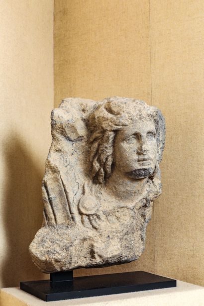 null 
Haut relief fragmentaire représentant le buste d’un jeune homme dont la coiffure...