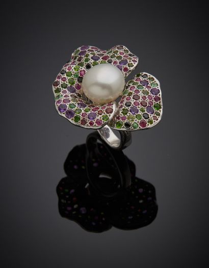 null Important silver (925‰) "flower" ring centered with a button-shaped white freshwater...
