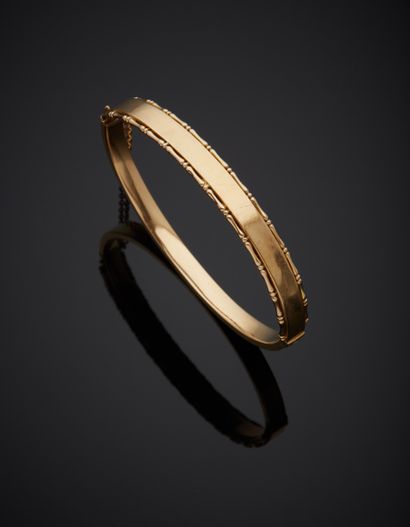 null 9K rose gold (375‰) opening rigid BRACELET, bordered with "bamboo" motifs. Safety...