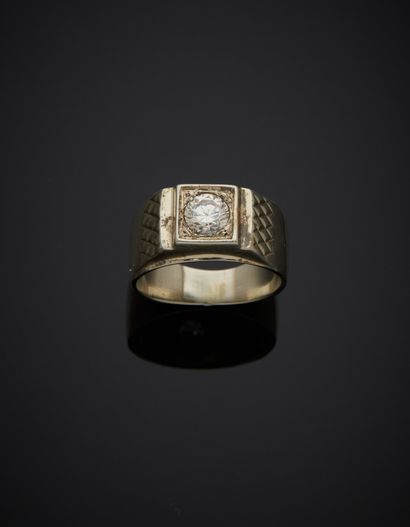 null White gold (585‰) signet ring partially chased topped with an imitation white...