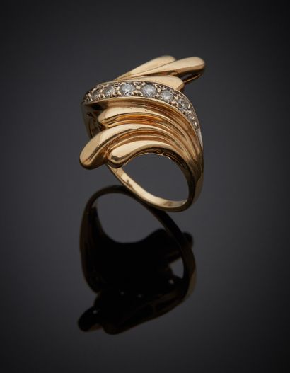 null 14-karat yellow gold (585‰) godronné "volutes" ring set with a line of six falling...